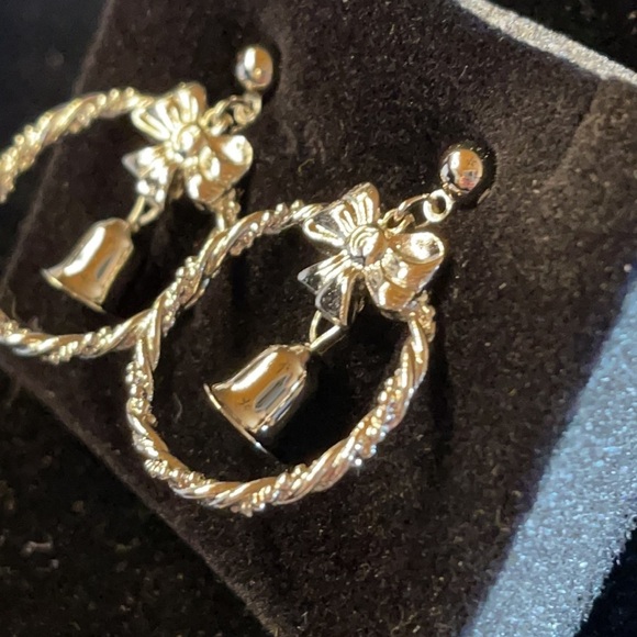 Avon (1992) Vintage Jingle Bell Hoops Earrings - Picture 5 of 7
